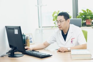 11岁女童违规乘车被电动车甩飞 多处骨折 险些毁容